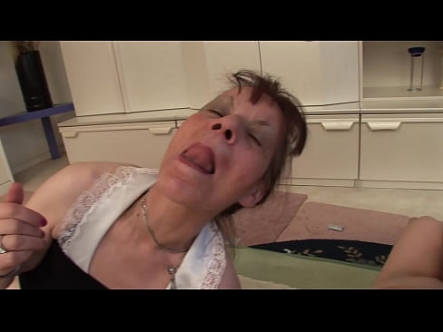 ❤️ Dues àvies i un avi fan un trio ❤ Vídeo de sexe a nosaltres ☑