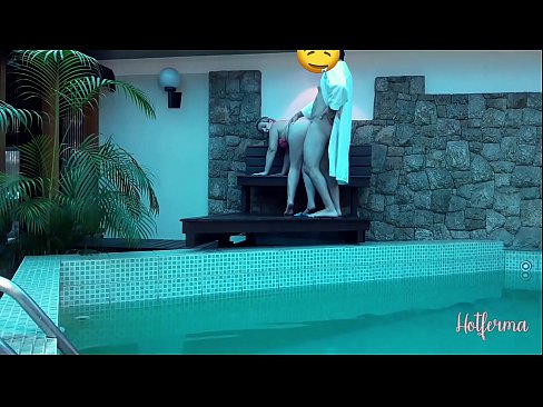 ❤️ El cap convida la criada a la piscina, però no va poder resistir-se a una calor ❤ Vídeo de sexe a nosaltres ☑